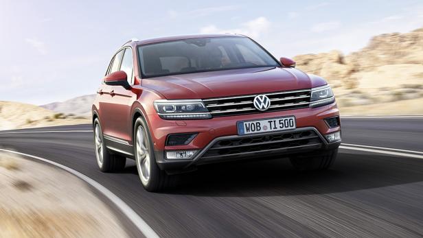 Ein roter VW Tiguan fährt auf einer asphaltierten Straße.