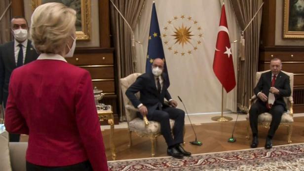 Kein Sessel für Von der Leyen: EU-Ratschef Michel entschuldigt sich