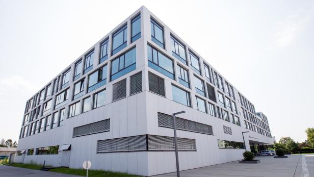 Das Landesgericht Korneuburg in einem modernen, weißen Gebäude.