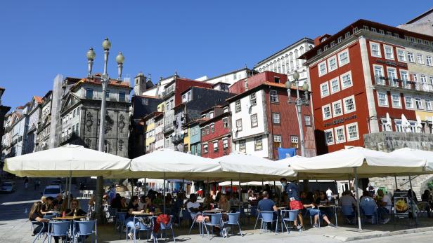 In Porto strömen die Menschen wieder in die Straßencafes