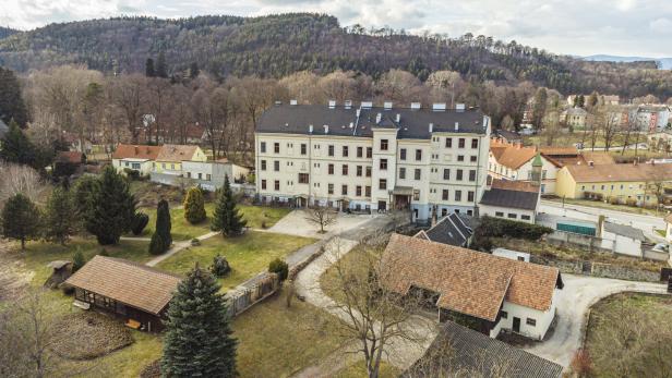Das frühere Ordenshaus steht in einer gepflegten Parkanlage am Fuße der Burg Seebenstein