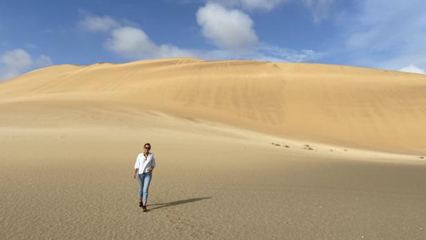 Gehen durch die Wüste Namibias: Was auch immer Waltraud Hable derzeit tut, sie tut es auf Reisen.
