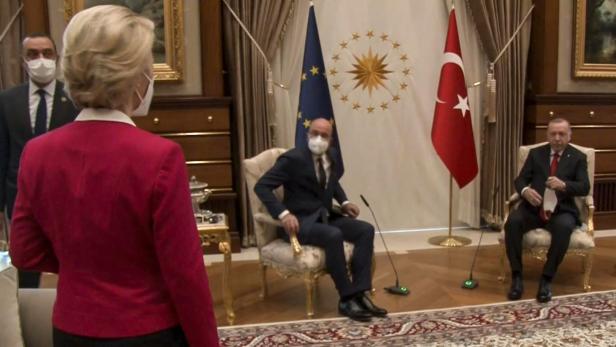 Von der Leyen mit EU-Ratspräsident Michel und dem türkischen Präsidenten Erdogan
