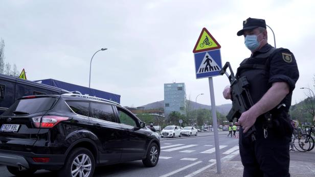 Spanish police check for COVID-19 negative tests at French border