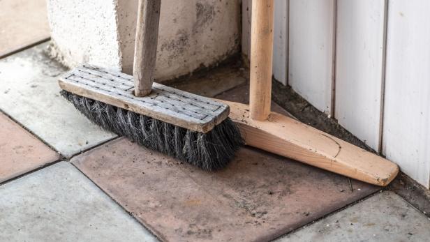 Die schmutzige Terrasse muss gereinigt werden 