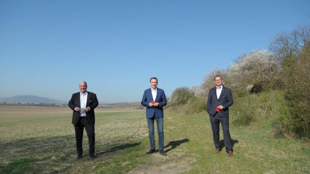 Die Bezirkschefs Nevrivy (li.) und Papai (re.) sowie der Gerasdorfer Bürgermeister Vojta sorgen sich um den Regionalpark.