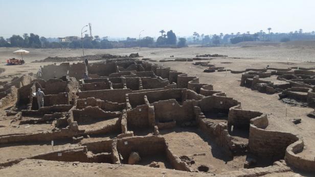 Archäologen entdeckten die größte antike Stadt Ägyptens in Luxor