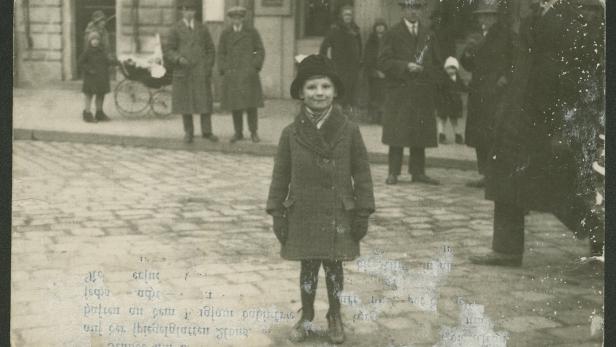 Der sechsjährige Hugo – ab 1933 besuchte er die deutsche evangelische Grundschule in Preßburg. Das Foto klebte auf einer Postkarte.