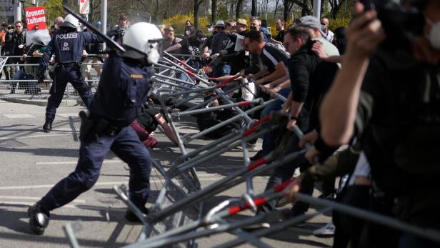 Corona-Demo: Hooligans wollten Polizei-Absperrungen durchbrechen