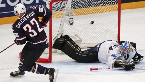 Team USA&#039;s Alex Galchenyuk (L) scores the game-winning penalty shot past Finland&#039;s goalie Antti Raanta during their 2013 IIHF Ice Hockey World Championship bronze medal match at the Globe Arena in Stockholm May 19, 2013. REUTERS/Grigory Dukor (SWEDEN - Tags: SPORT ICE HOCKEY TPX IMAGES OF THE DAY)