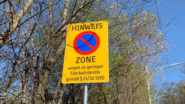 Neu: Hinweisschild Parkverbot am Nußberg bei der Hansi-Niese-Gasse