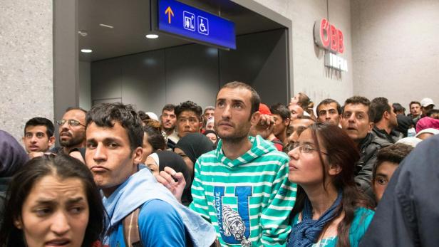 Trotz Polizeisperre stürmen Montag Mittag 400 Flüchtlinge in Salzburg Zug Richtung München.