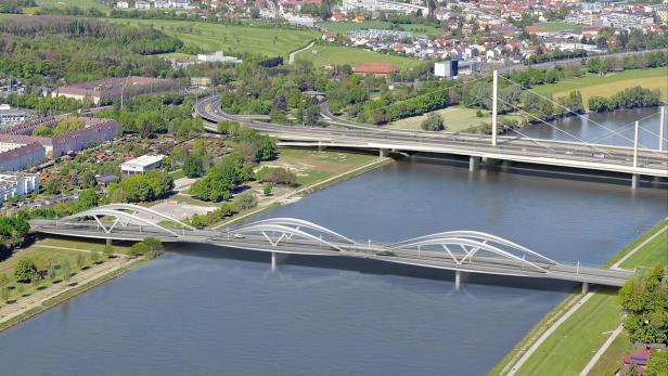 So soll die neue Donaubrücke (im Vordergrund, dahinter die Autobahnbrücke) anstelle der alten Eisenbahnbrücke aussehen