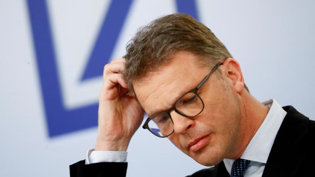 FILE PHOTO: FILE PHOTO: Christian Sewing, CEO of Deutsche Bank AG, addresses the media during the bank's annual news conference in Frankfurt