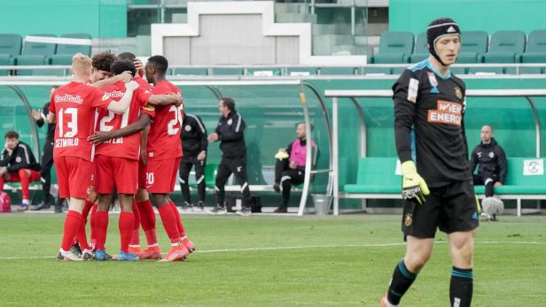 Sinnbild: Rapid-Goalie Strebinger hat gegen Salzburg das Nachsehen