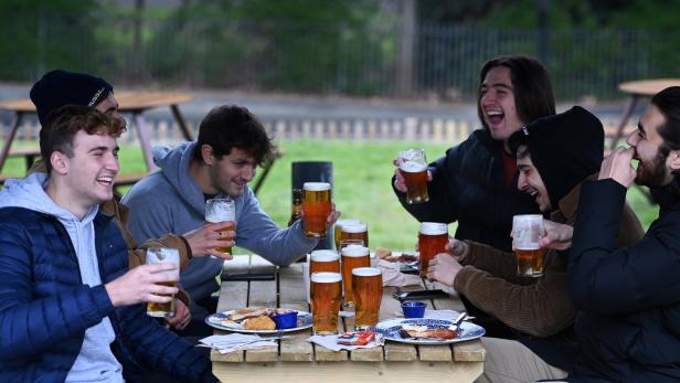 Durst unterschätzt: In britischen Pubs wird das Bier knapp