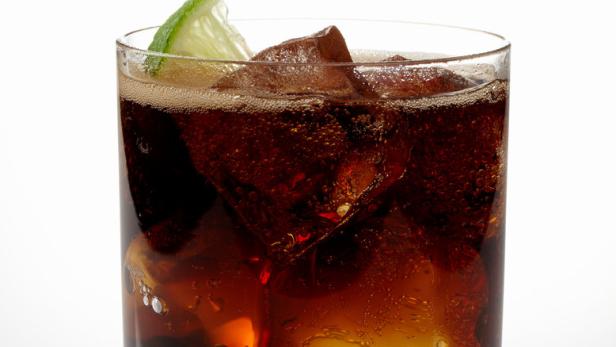 Drinks mit Cola und Rum, aber voll ironisch