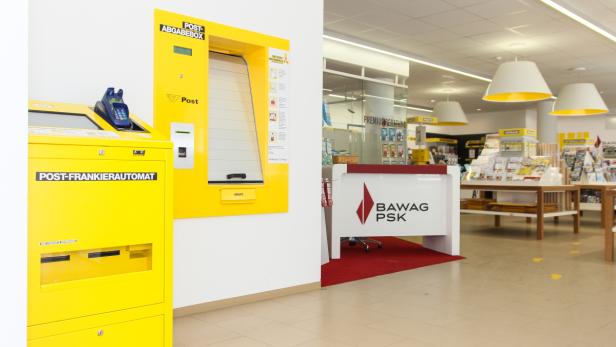 Ein Post-Frankierautomat und eine Post-Abgabebox in einer Filiale der BAWAG P.S.K..