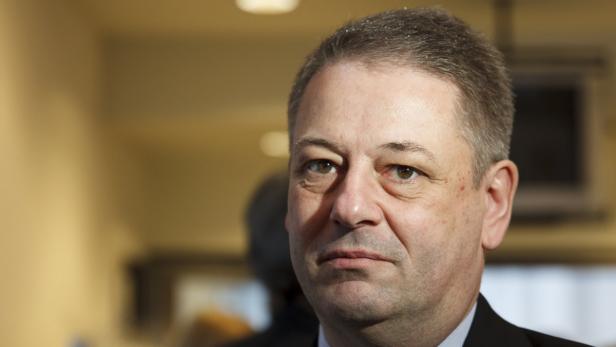 Porträt eines Mannes mit grau meliertem Haar.