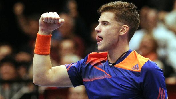Dominic Thiem ballt die Faust und streckt die Zunge heraus.