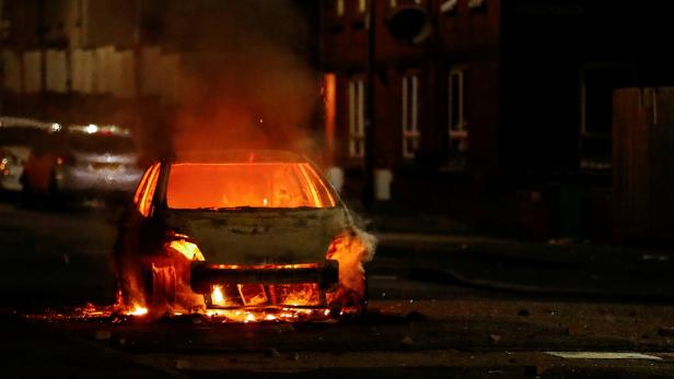 Brennendes Auto in Belfast