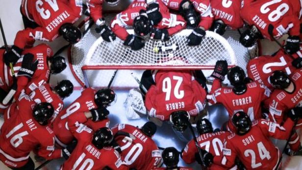 Switzerland&#039;s players huddle before their 2013 IIHF Ice Hockey World Championship final match against Sweden at the Globe Arena in Stockholm May 19, 2013. REUTERS/Arnd Wiegmann (SWEDEN - Tags: SPORT ICE HOCKEY TPX IMAGES OF THE DAY)