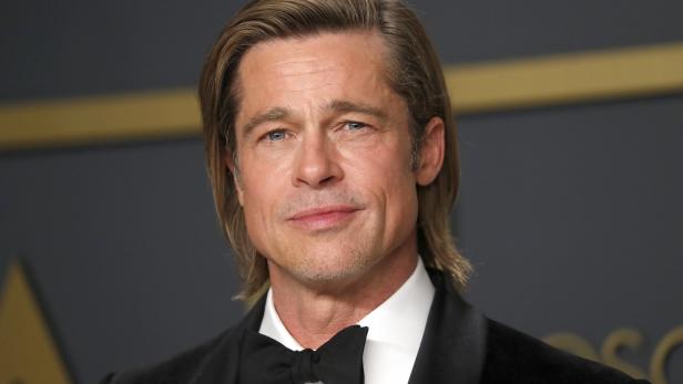 Nach Zahnarzt-Besuch: Wieso sitzt Brad Pitt im Rollstuhl?