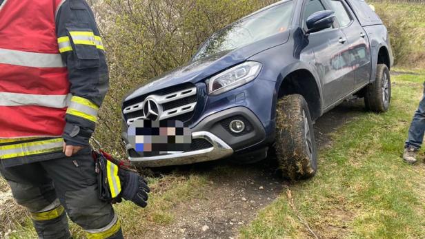 Vom Weg abgekommen: Feuerwehr Langenlois barg Auto