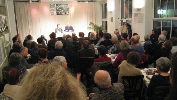 Februar 2014: Auffallend viele Interessierte bei der Buchpräsentation im Aktionsradius Wien