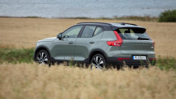 271710_volvo_xc40_recharge_p8_awd_in_sage_green.jpg