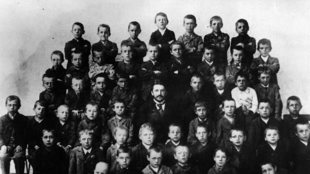 Hitler in der vierten Klasse in der Volksschule Leonding. Er steht in der letzten Reihe in der Mitte