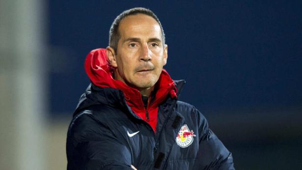 Ein Mann in einer Jacke mit dem Logo von Red Bull Salzburg.