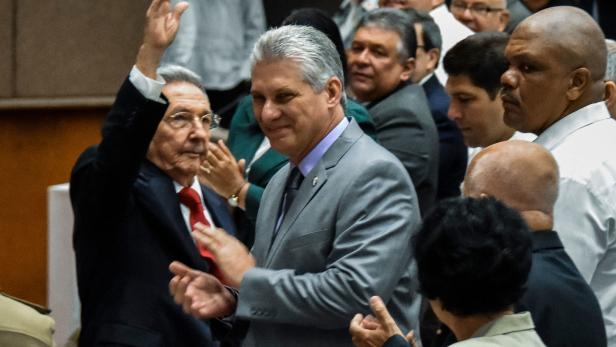 Raul bei seinem Abschied als Präsident mit seinem Nachfolger Miquel Diaz-Canel