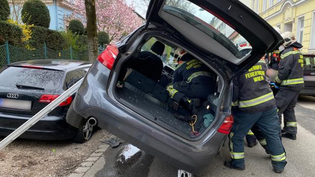 Wien-Penzing: Auto landet bei Unfall auf geparktem Wagen