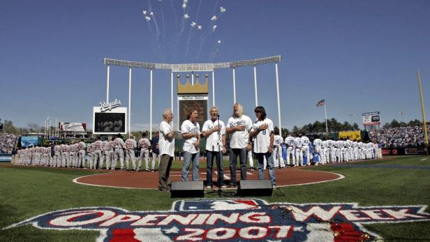 Die Band REO Speedwagon bei einem Auftritt vor einem US-Baseballmatch