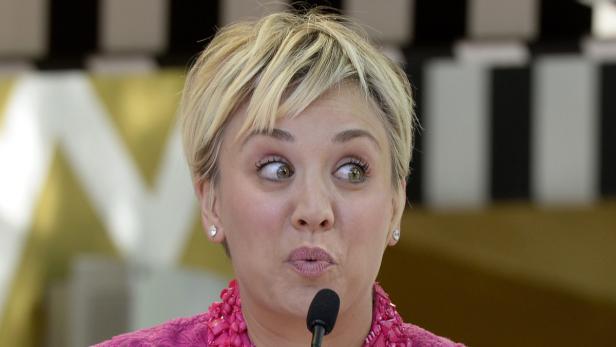 Kaley Cuoco blickt mit leicht geöffnetem Mund zur Seite.