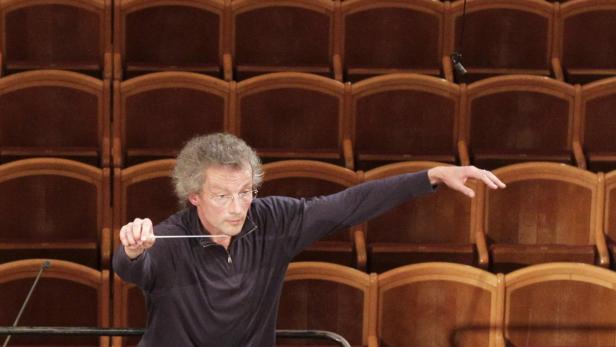Maestro Franz Welser-Moest conducts the Vienna Philharmonic Orchestra during a rehearsal for the traditional New Year&#039;s Concert in the Golden Hall of the Vienna Musikverein in Vienna, December 27, 2012. The concert will be broadcast by over 70 television networks and 300 radio stations worldwide on January 1, 2013. REUTERS/Herwig Prammer (AUSTRIA - Tags: ENTERTAINMENT)
