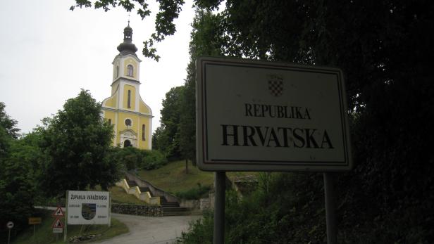 Erst grüßt die Pfarrkirche von Cvetlin, dann der kroatische Zöllner