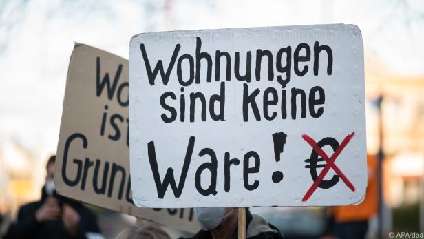 Hohe Mieten in Deutschland: Plakat bei Demonstration in Hamburg