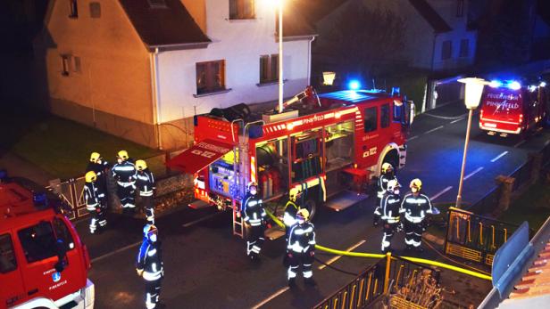 Feuerwehr rettete bewusstlose Frau aus brennendem Haus