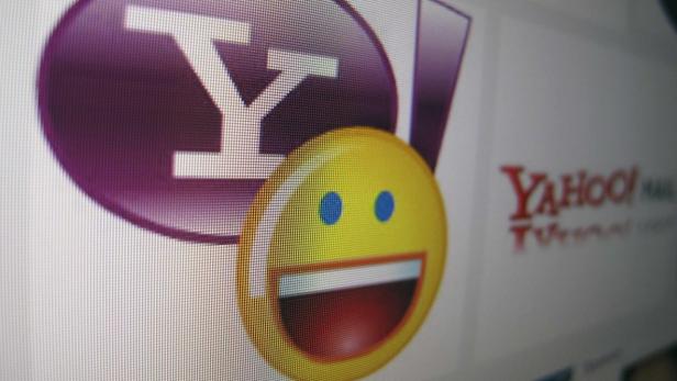 A Yahoo logo is displayed on a monitor in this photo illustration in Encinitas, California, April 16, 2013. Yahoo will report their earnings on Tuesday. REUTERS/Mike Blake (UNITED STATES - Tags: BUSINESS MEDIA)