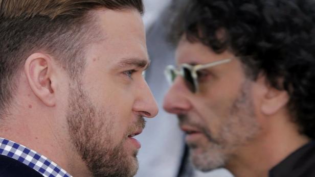 Cast member Justin Timberlake (L) and director Joel Coen pose during a photocall for the film &quot;Inside Llewyn Davis&quot; at the 66th Cannes Film Festival in Cannes May 19, 2013. REUTERS/Jean-Paul Pelissier (FRANCE - Tags: ENTERTAINMENT TPX IMAGES OF THE DAY)