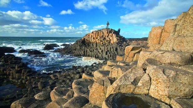 Irlands größtes Naturwunder: Giant’s Causeway, der „Damm des Riesen“. Der Legende nach: „Finn MacCools Fußweg nach Schottland.“ Den Geologen nach: „Ein Vulkanausbruch vor etwa 60 Millionen Jahren.“