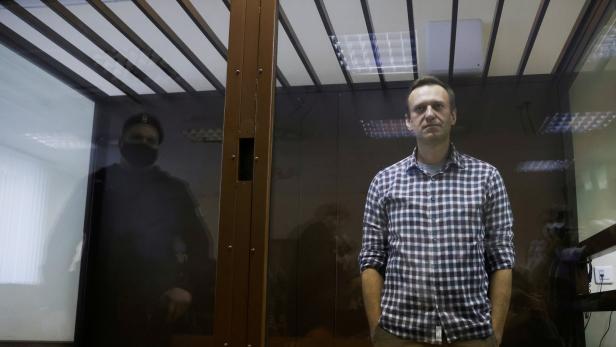 Der russische Regimekritiker Alexej Nawalny im Gerichtssaal im Februar