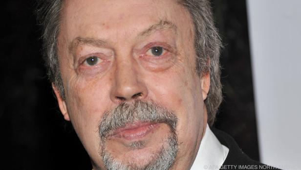 Tim Curry ausnahmsweise mit noblem Outfit