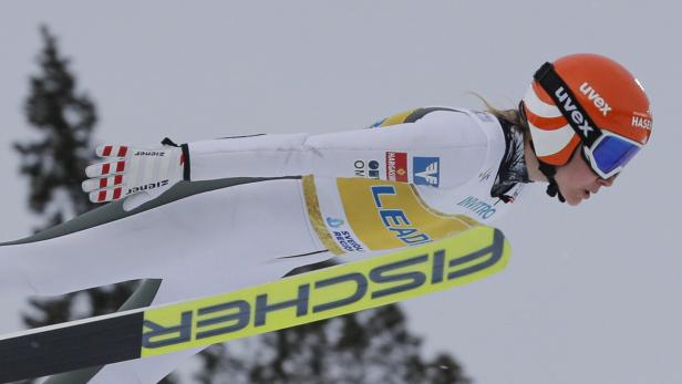 Bitte warten: Keine Flugerlaubnis für die Skispringerinnen