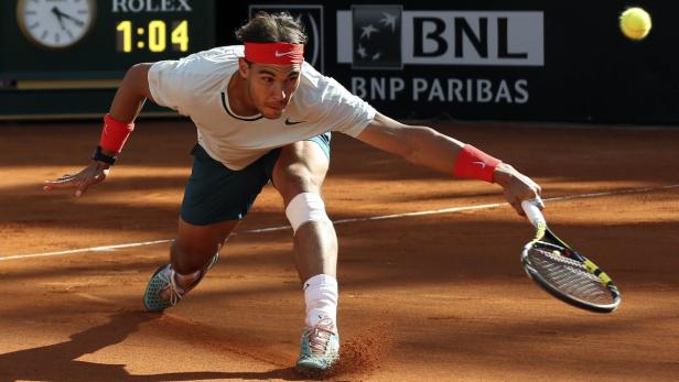 Rafael Nadal spielt Tennis auf einem Sandplatz.