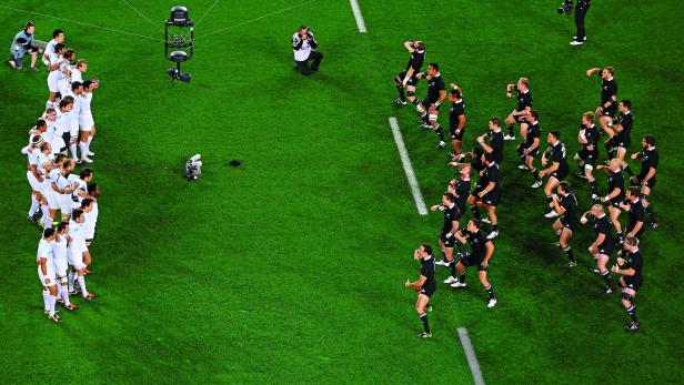 Die Haka-Affäre: Im Finale der letzten WM 2011 wagte Frankreichs Team den Affront: Während die Neuseeländer wie üblich ihren Maori-Kriegstanz namens Haka zeigten, schritten die Bleus (in Weiß) dem Gegner entgegen. Die All Blacks siegten später dennoch.