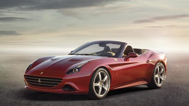 Ein roter Ferrari California steht vor einem bewölkten Himmel.