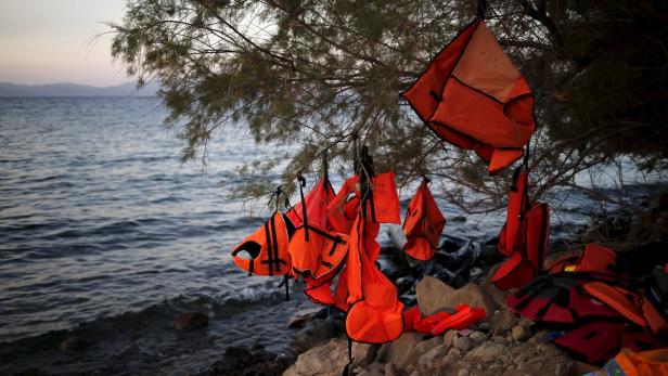 Rettungswesten hängen auf einem Baum auf der griechischen Insel Lesbos.
